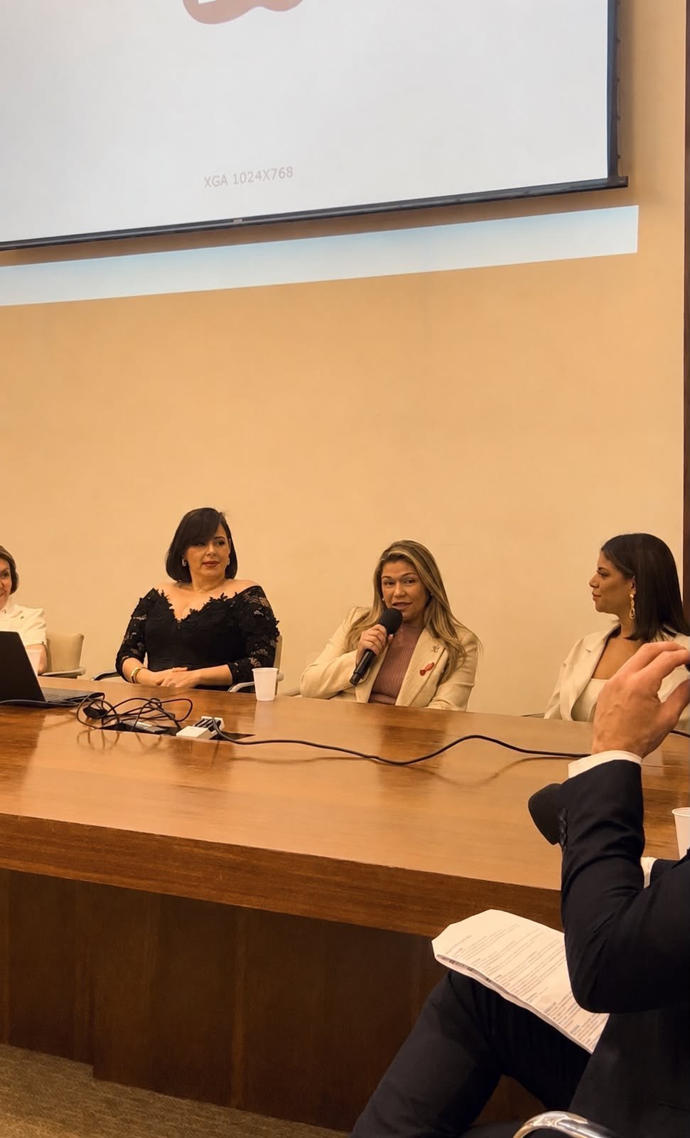 Juliene Cordeiro em painel de palestra sobre saúde mental